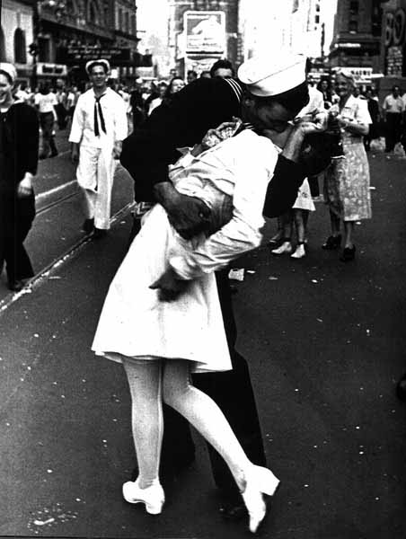 Man and Woman kiss during VJ Day in New York